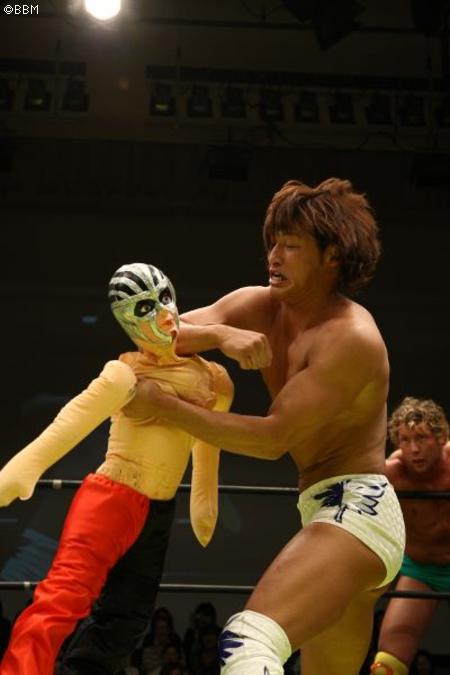 週刊プロレスmobile 週モバ写真館 Ddt3 21春日部でko D無差別級挑戦 ヨシヒコ 特集 エルボー合戦で意地と意地をぶつけ合う 09 5 4後楽園