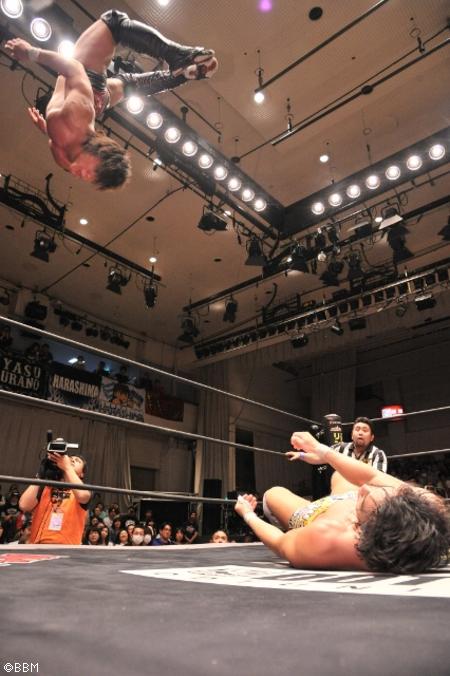 週刊プロレスmobile 週モバ写真館 週モバピックアップバウト30 竹下幸之介vs遠藤哲哉 Ddt4 29後楽園 遠藤はシューティングスター プレス