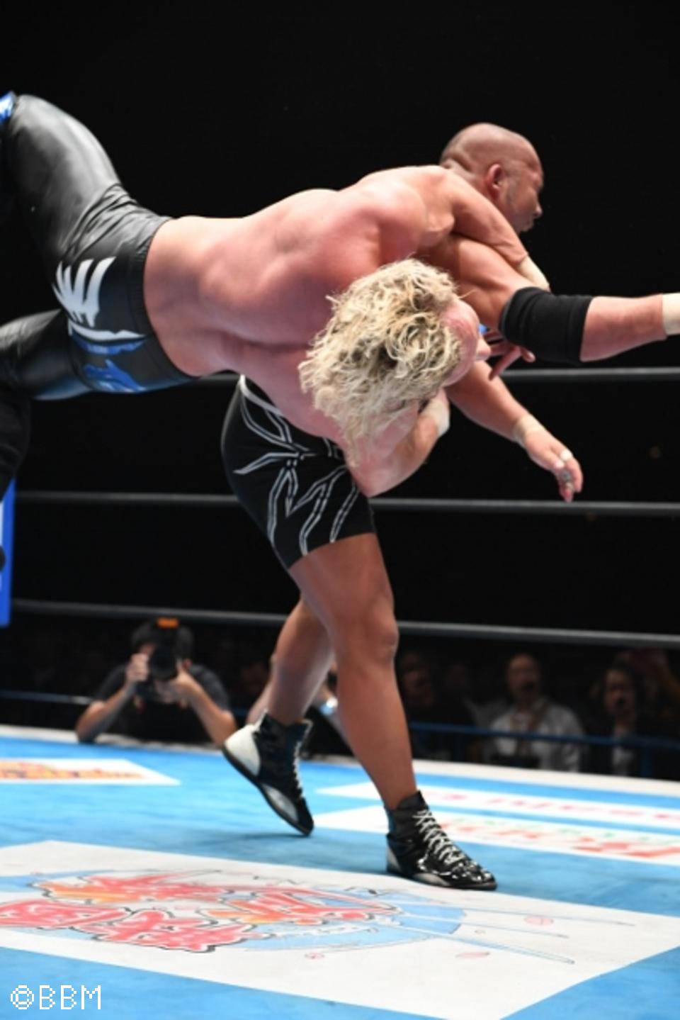 週刊プロレスmobile 週モバ写真館 週モバピックアップバウト51 Iwgpヘビー戦 ケニーvs石井 新日本９ 15広島 石井はベルトを巻くポーズ ピストルポーズからヒザ蹴り ラリアット