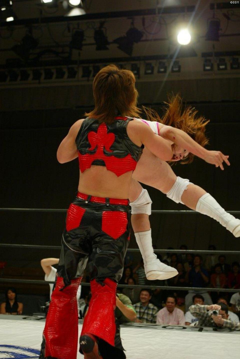華名　プロレス 週刊プロレスmobile】週モバ写真館『ASUKA20周年！華名デビュー戦プレイバック（2004年6月16日、AtoZ後楽園、vs玲央奈）』～華名 （ASUKA）デビュー戦…2004年6月16日、AtoZ後楽園大会⑨～